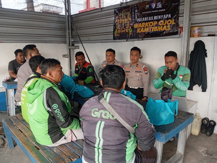 Sambut Hari Bhayangkara ke - 80, Polres Jember Berbagi Paket Sembako untuk Ojol